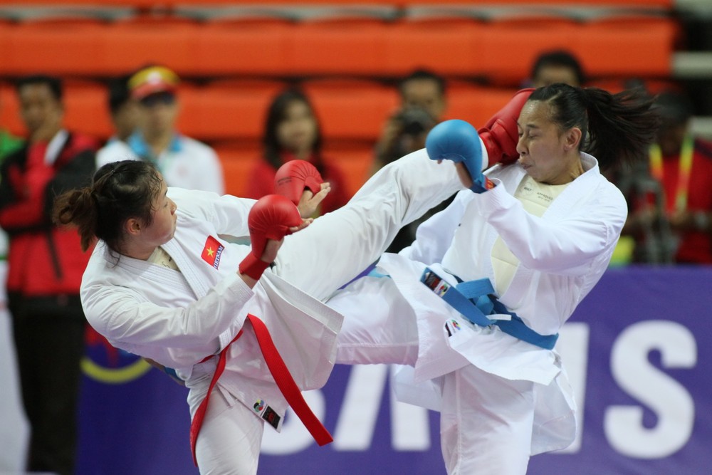 Karate athlete Lang Thi Hoa (red belt) defeats her Indonesian rival Pertiwi Wiwi by 8-0 in the women’s 68 kilogram weight Kumite event to win a gold medal (Photo:SGGP)